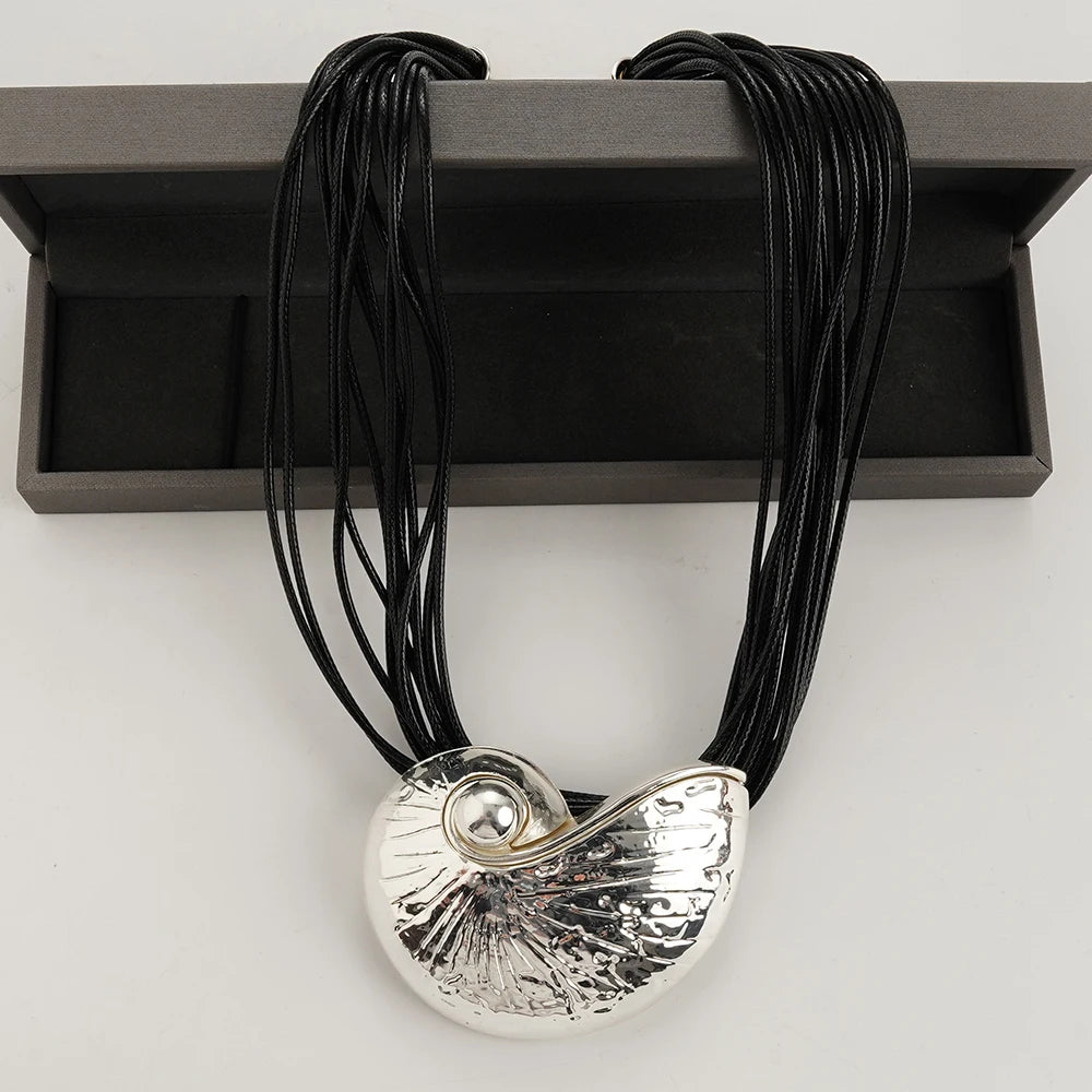 Collier Queen Cree