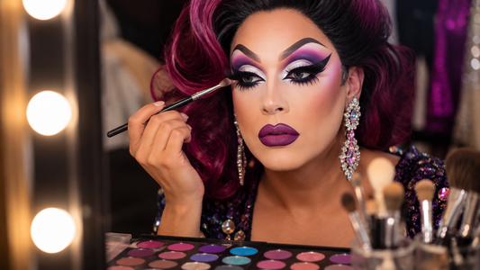 Drag queen avec maquillage des yeux intense, faux cils, fards brillants et look glamour de scène.